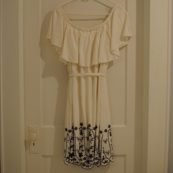 Old Navy Dresses & Skirts - Old Navy White Ruffle Embroidered Dress